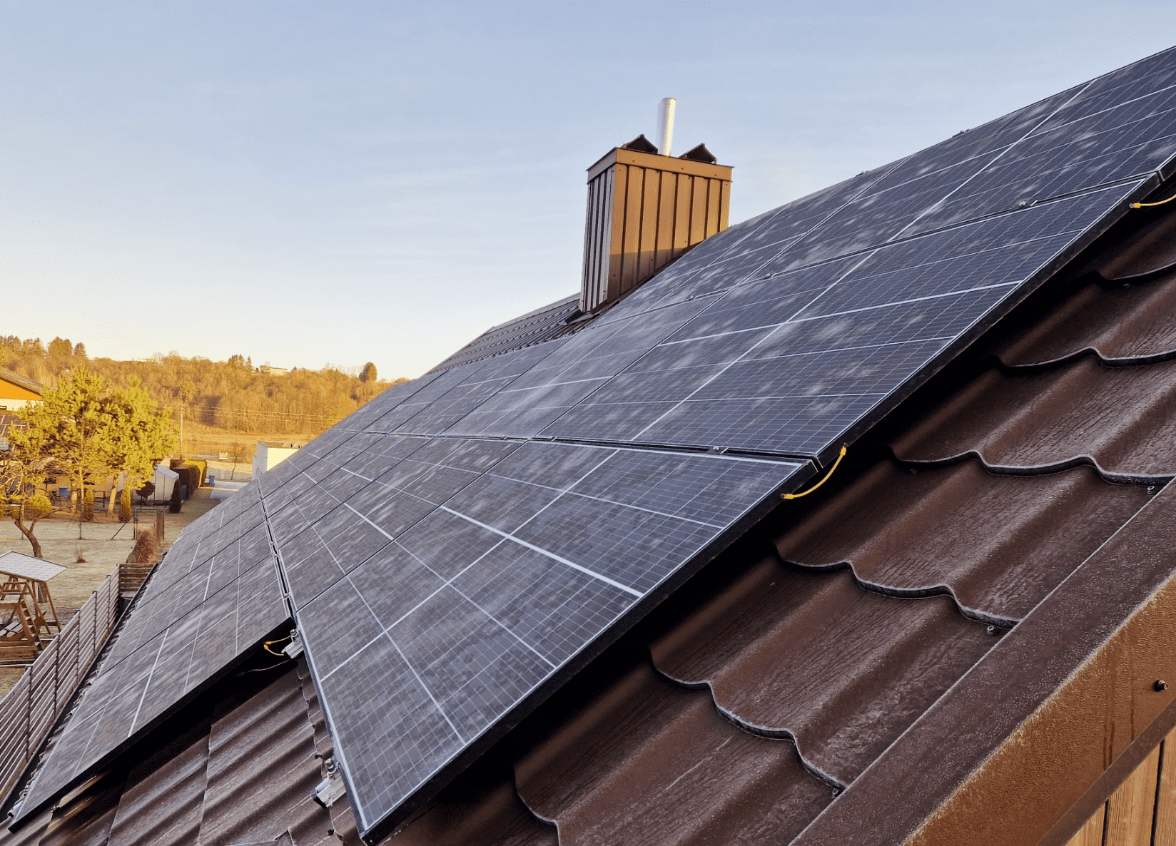 Sumontuota saulės elektrinės ant stogo | VisasLabas 